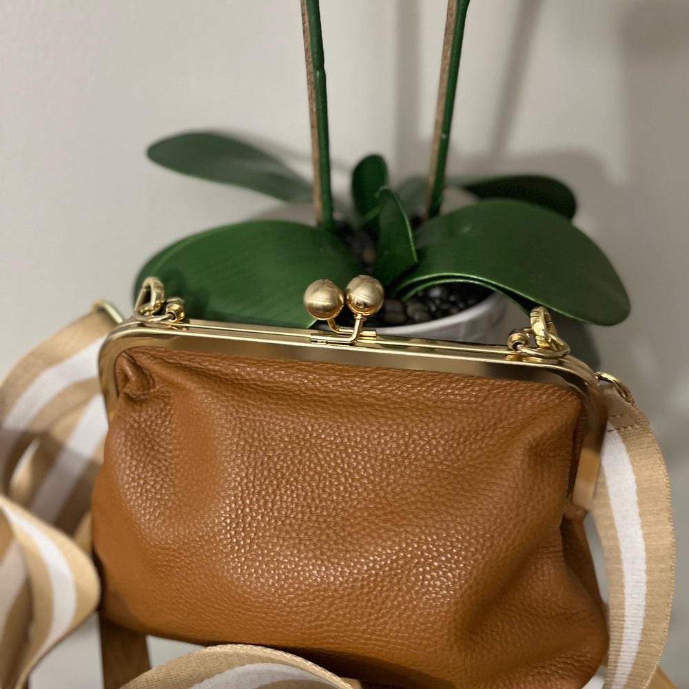 Women’s Tan Leather Kiss-Lock Crossbody Bag - Picture 3 of 3